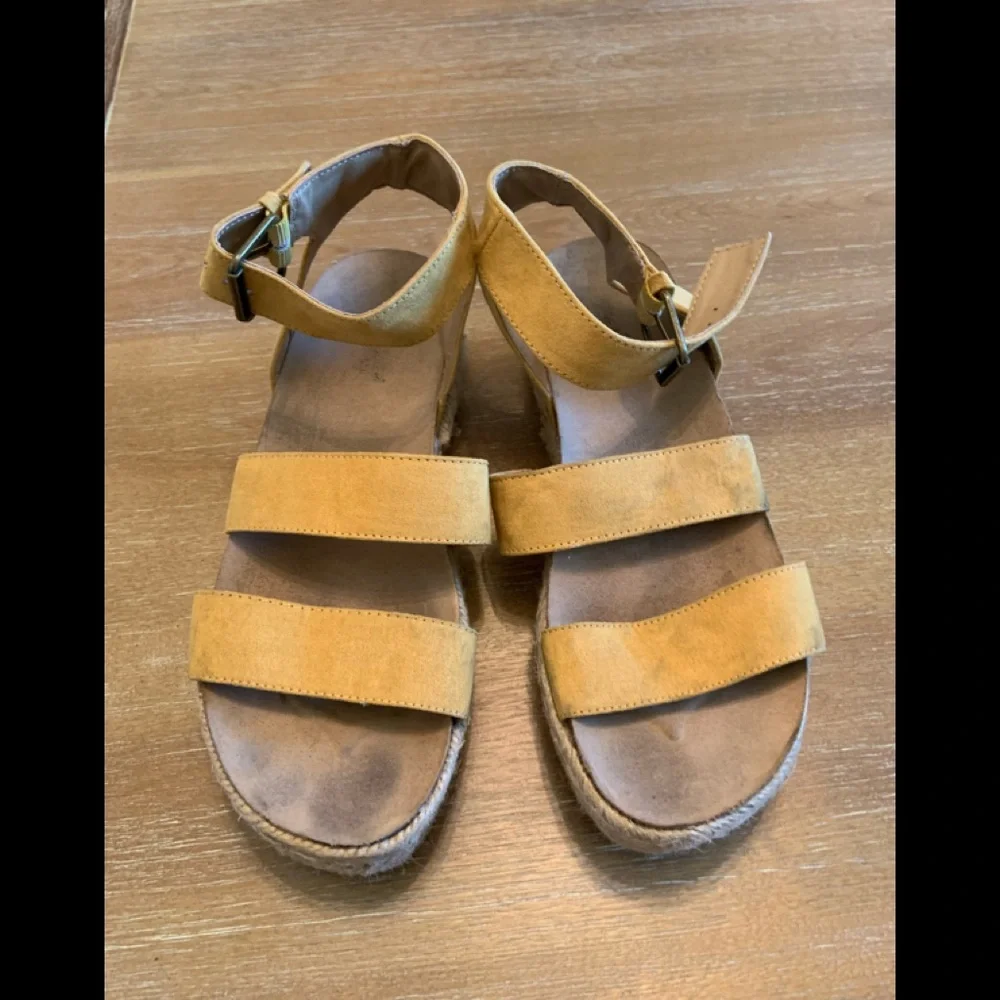 Espadrilles - Picture 2 of 4